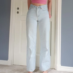 JUNKYARD wide leg jeans stl 24 - Snygga jeans i bra skick! Sitter bra runt midjan men jag växte tyvärr ur dem. De är på gränsen till korta för mig men jag är 180 lång. De är ljusblåa med silvrig knapp och dragkedja🥰