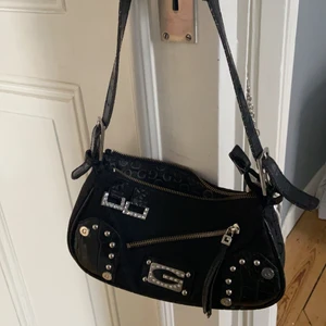Väska - Super cool guess väska köpt för nån sommar sen!! Osäker på om den är äkta eller ej❤️  väldig användbar och har inga skador. Kontakta för fler bilder❤️❤️