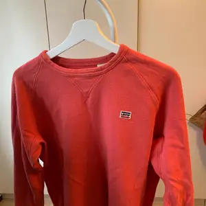 En röd collegetröja från Levi’s i herrstolek m, snygg passform och snygg färg 70kr+frakt