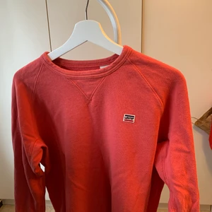 Röd collegetröja Levi’s - En röd collegetröja från Levi’s i herrstolek m, snygg passform och snygg färg 70kr+frakt