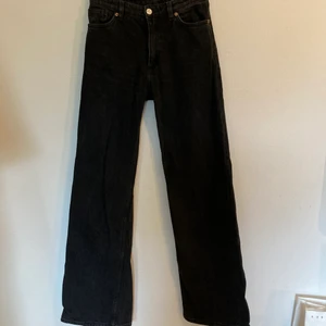 Jeans - Vanliga basic jeans men så snygga o passar till vad som helst 🖤🖤🖤 passar mig tyvärr inte längre 
