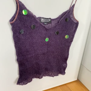  Stickat Topp - Storlek: M. Plaggets längd 48cm, 33cm bredd. Betalningsmetod: Swish. Frakt tillkommer postnord blå påse 45kr