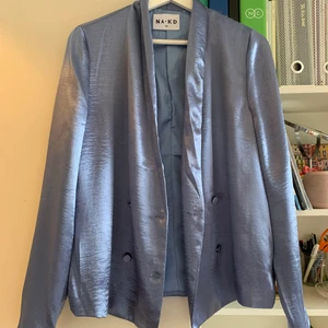 Metallic-kavaj  - Löst sittande kavaj i glansigt material. Använd 2-3 gånger. 