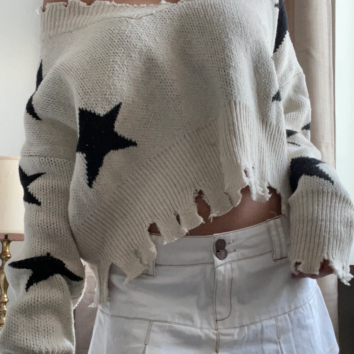 Supercool stickad tröja med slitna detaljer  - 90