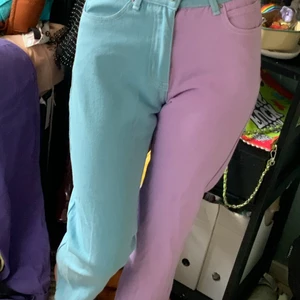 Duel colored split jeans - Blå&lila jeans från SHEIN, använt typ 2 ggr, sitter bra och har en slight stretch. Also it’s got hearts on the ass soooo