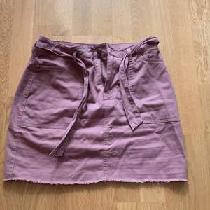 En rustik lila kjol från Only i storlek 36. Endast använd ett fåtal gånger.