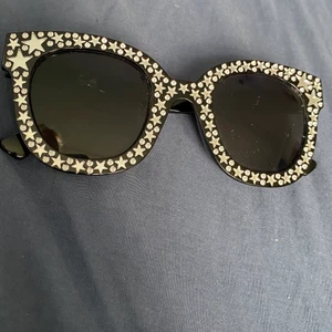 Solglasögon - Lite skavt på ena glaset