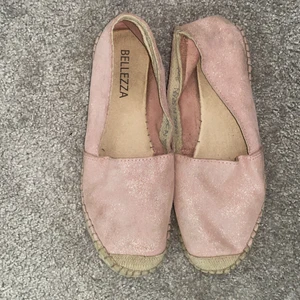 Glittriga sommarskor  - Rosa glittriga sommarskor. Priset kan diskuteras vid intresse. Önskas fler bilder kontakta mig💕