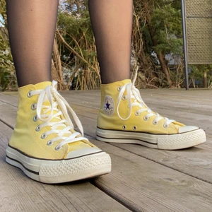 Gula converse  - Skitfina och trendiga gula converse som tyvärr blivit för små💛  perfekta nu till sommaren! De är i fint skick då jag inte har använt de mycket! Eftersom converse i allmänhet är stora i storleken passar de även 38! Frakt ingår inte. Tveka inte att fråga om du undrar något☺️ Budgivning sker i mina DM:s. Budgivningen avslutas 19/5 kl.18!! OBS! Säljer fler converse så kolla min profil!!