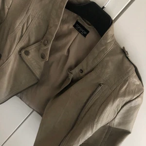 Jacka i äkta skinn - En kort skinnjacka i läderimitation.  Köpt för högt pris och passar till många outfits. 