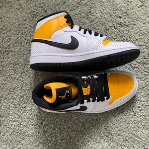Nike air Jordan 1 mid  - Säljer helt äkta splitter nya jordans air 1 mid pga det passade inte mig, strl 38!