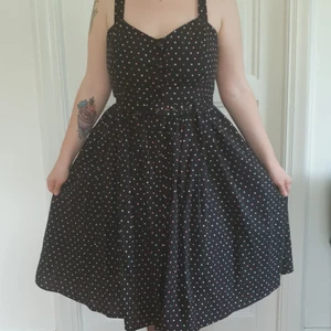 Svart Klänning med färgglada prickar storlek L - Svart Klänning med färgglada prickar storlek L