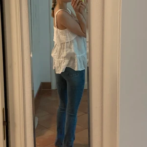 Zara jeans - Säljer mina långa Zara jeans med slits nere vid fötterna. De är i perfekt längd på mig som är ca 175. Köparen står för frakten😘