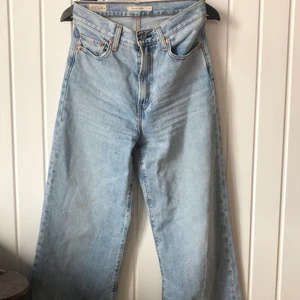 Levis byxor ”Ribecage wide leg” - Byxor från Levis i modellen ”Ribecage wide leg”. Passar bra på mig som är 175 cm! 