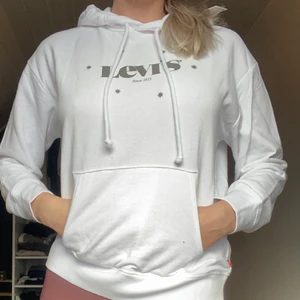 Levi’s vit hoodie, helt ny & oanvänd strl S - Köpt för 750 säljer för 350