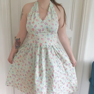 Mintgrön Rockabilly klänning med cupcakesmönster - Mintgrön Rockabilly klänning med cupcakesmönster