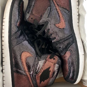Jordans INTRESSEKOLL - Assscoolaaaaa limited edition jordans köpa på Nike. Andvända fåtal gånger 2 veckor gamla. Säljer pågrund av storleken, strl 41 men passar även 40. BUDA med rimliga priser. 