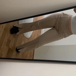 kostymbyxor  - super sköna beiga kostym/mjukis byxor, känns som vanliga mjukis men jätte fina på, tjockt material så man ser ej igenom, slits nere vid fötterna och fickor, stretchiga och sköna. Använda endast 2 gånger 