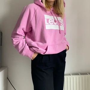 Rosa Levis hoodie  - Rosa oversized hoodie köpt från Levis och knappt använd alls! Sjukt mysig på sommarkvällar eller när man ska hem från badet!🥰 Passar alla storlekar. Köparen står för frakten!!💗💗
