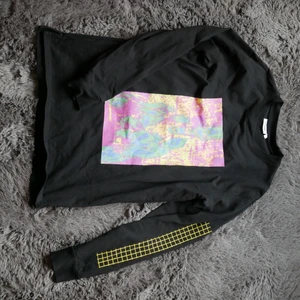 Weekday sweatshirt strl S - Sweatshirt från weekday med tryck på ”magen” och på ärmen. Lite mer loose passform så hade också kunnat passa på en M. Enbart använd några gånger och inga skador på tyget alls. Ursprungligen runt 250kr tror jag. Priset är 140kr inkl frakt :))