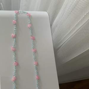 Handgjort halsband från Italien🇮🇹 Söta blommor på!🌸