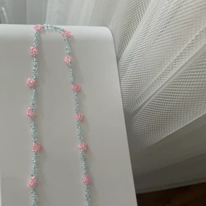 Halsband  - Handgjort halsband från Italien🇮🇹 Söta blommor på!🌸