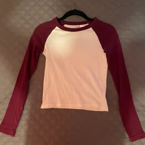 Lila h&m tröja, strl xs-m. - En jättefin tröja som tyvärr måste säljas, pga stil byte. Tröjan är väldigt stretchig & passar därför fletal strl💗 personligen så stylade tröjan med ett par blåa lowwaisted byxor😁