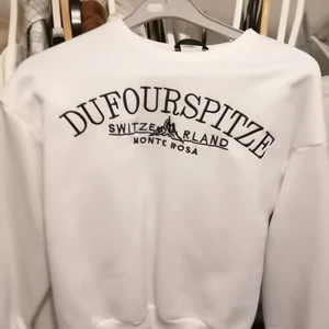 Vit sweatshirt  - Sjukt mysig tröja i tjockt material som håller dig varm, grym till kyliga sommarkvällar. Storlek M men sitter lite oversized ifall man har S. 140 kr inklusive frakt. Inga defekter förutom lite noppror och en fläck men den syns knappt. 