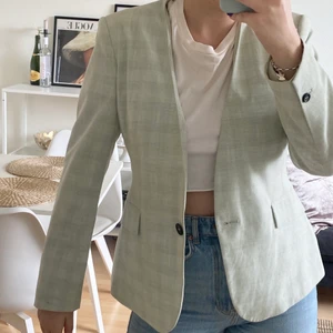 Kavaj mintgrön rutig  - Kavaj från Zara, storlek 40 men passar mig som är en S! Den har små bruna fläckar på axlarna (sista bilden) som inte syns på långt håll, har inte försökt tvätta bort dem så dem kan gå bort. Därav det låga priset. Köparen står för frakt och betalning via swish!💞
