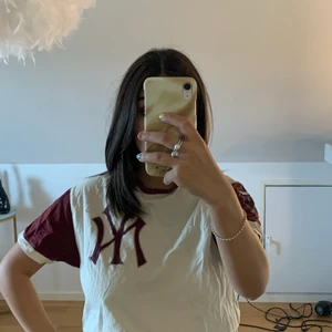 Yankees T-shirt - strlk M - Yankees T-shirt i strl M. Aldrig använd! Köpare står för frakt 💫