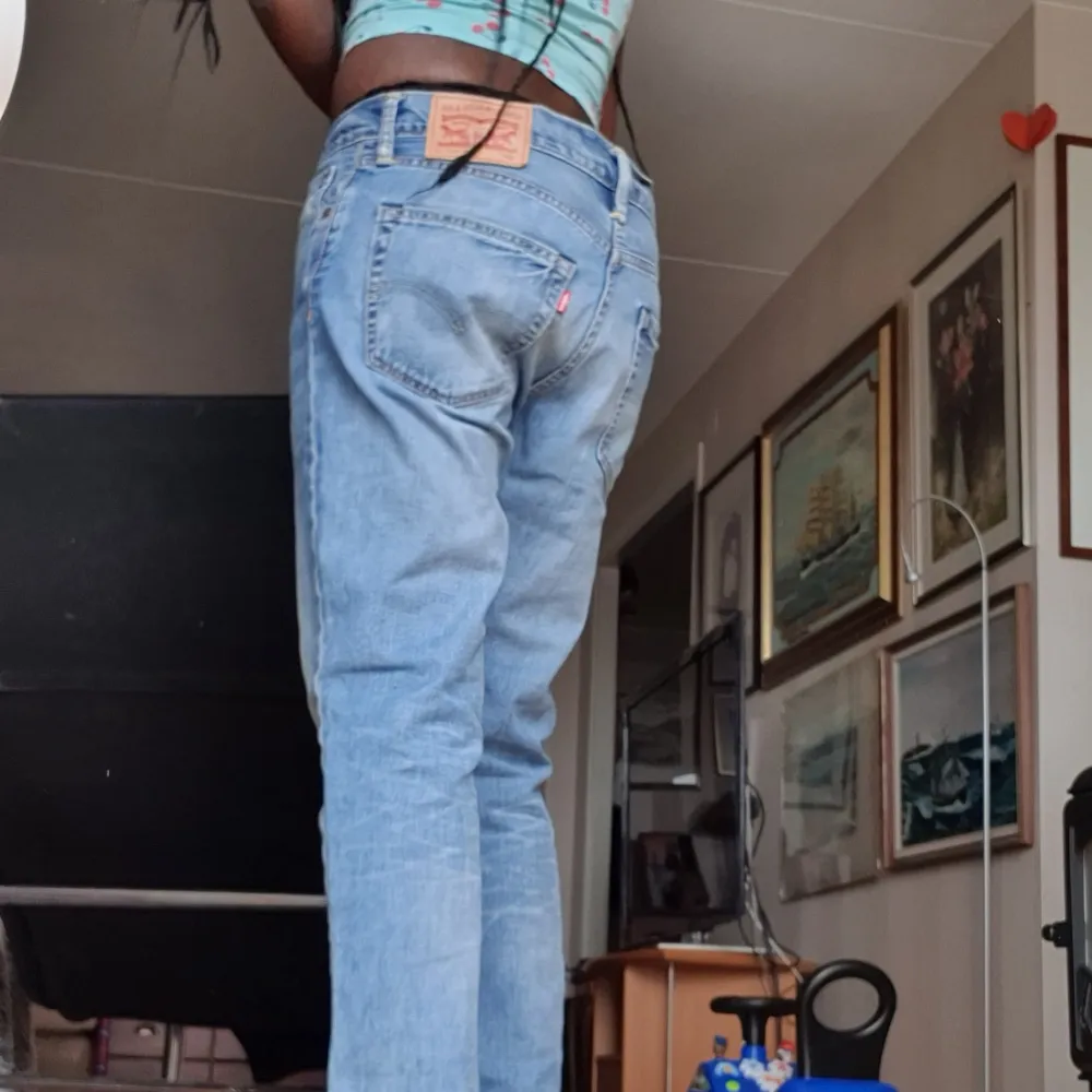 Säljer en unisex Levis jeans som är I bra skick och passar 32_33.5.finns fler bilder och köpare står på frakt . Jeans & Byxor.