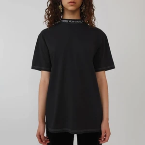 Acne studios gojina - Acne studios Gojina Storlek M Små hål i ena armhålan och ett vid nacken 500:-