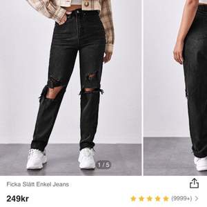 Säljer dessa jeans från shein endast använda 1gång då jag inte tycker jag passar i baggy jeans & jag har inga former så tycker de blir väldigt rakt o platt😂 storlek XS, bud från 100kr. Frakt tillkommer på 66kr!