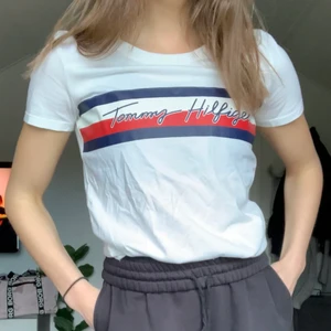 Tommy Hilfiger t-shirt, strl XS - T-shirt från Tommy Hilfiger i storlek XS. Snygg men säljer för att den ej kommer till användning längre.