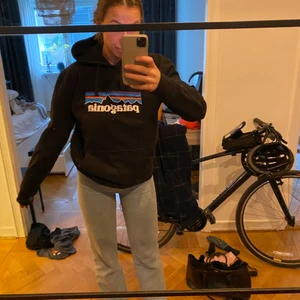 Patagonia Hoodie - Säljer min superfina patagonia hoodie som dessvärre inte kommer till användning längre. Den är i storlek herr S, så oversized M för dam. Originalpris 1000kr