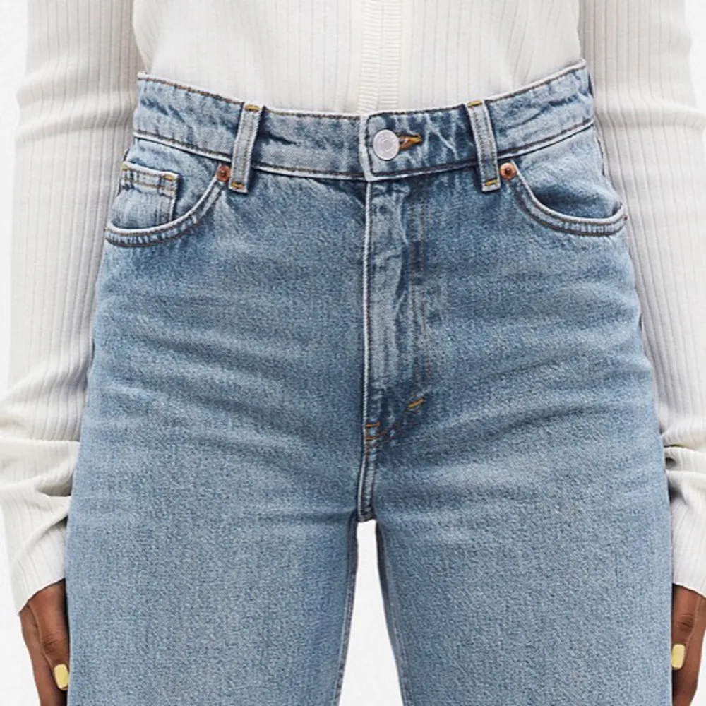 Säljer dessa super snygga jeansen då dem tyvärr blivit för små💞Inga skador. Köparen står för frakt, kom privat för fler bilder på jeansen💞nypris:400kr (villig att sänka pris vid snabb affär). Jeans & Byxor.