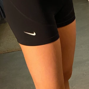 Nike tränings shorts - Nike tränings shorts. Storlek: S  köpta för ca 300 på stadium. Är inte andvända mycket alls. Köpte dom för att ha på idrotten men efter jag köpte som blev det distans. Sen dess har jag har inte haft idrott och idrottar inte på fritiden. Man kan dock om man vill ha dom till vardags. Dom är i nu skick, det ända är att Nike lappens sömmar har lossnat lite i tvätten (vilket man kan se på bilden).