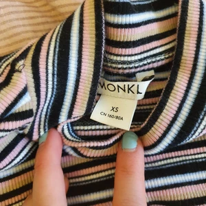 Randig turtleneck - Den här fina tröjan är från monki och är supergullig att ha t.ex med hängselbyxor osv👖. Den passar superfint så folk med S borde kunna ha den utan problem. Fraktas eller möts upp😇🌸