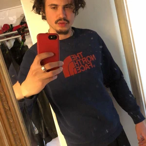 The north Face tröja - En fin tröja köpt för 1.5 år sen. Är i ganska bra skick. Strl M.