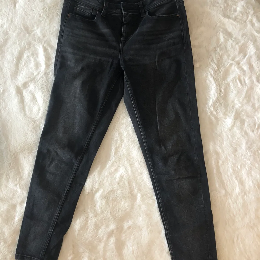 Skitcoola Jeans från Zara med snygg detalj nertill och jeansen går ner till ankeln. Tror de kostade ca 300kr. Jeans & Byxor.