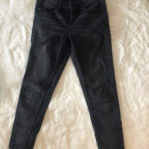 Skitcoola Jeans från Zara med snygg detalj nertill och jeansen går ner till ankeln. Tror de kostade ca 300kr