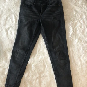 Grå Jeans - Skitcoola Jeans från Zara med snygg detalj nertill och jeansen går ner till ankeln. Tror de kostade ca 300kr