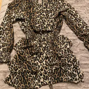 Leopard klänning från H&M i storlek 38 (sitter som S/M), klänningen är i bra skick 