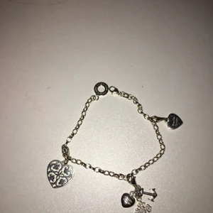 Thomas Sabo armband  - Thomas sabo armband med 3 berlocker, i en berlock är det 3 små berlocker i. Hitta tyvärr inte dom andra berlockerna på hemsidan. Köpt för:1200 Buda gärna!!