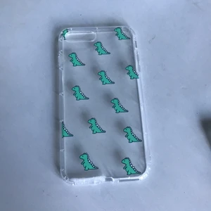 Mobilskal - Supergulligt mobilskal med dinosaurier på🥰🦕 Aldrig använt för råkade köpa fel modell 🥲  Denna är för iPhone 7/8 +