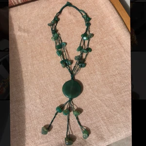 Sten halsband  - Superfin och unik halsband av grön Sten. Helt ny och oanvänd. Frakt tillkommer. OBS Fraktas MYCKET VARSAMT! Skriv om du undrar något 💚💚