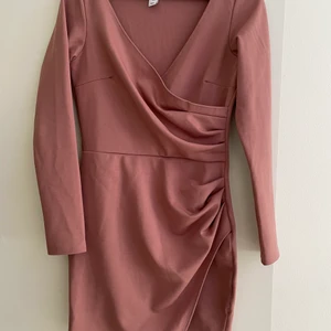 Klänning från Nelly  - En mycket fin rosa klänning från nelly. Mycket vacker och väldigt bekväm.