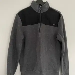 Grå/svart tröja från Calvin Klein i bra kvalitet