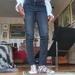 Zara långmidjan jeans byxa - Säljer min söt och sexig Zara byxa som jag användar inte .passar 32_33  Säljer den eftersom den är lite små på mig. Finns fler bilder och bud I kommenterna. Den är mysig 