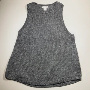 Silvrig topp  - Glittrigt linne med metalltrådsmaterial, men skönt mot huden ändå! Kommer från H&M trend. Suuuuperfin.Köparen står för frakt 📩 3 för 120kr på min profil ✨